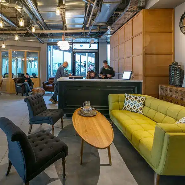 אייכה, תל אביב